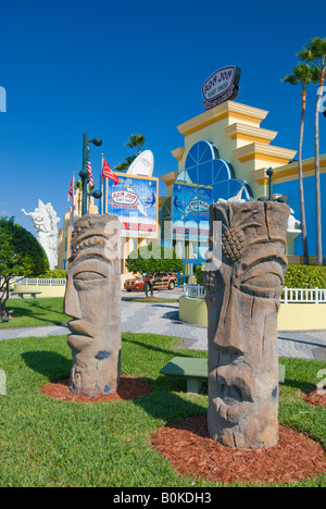 Deux visages sculptés en bois au Ron Jon Surf Shop à Cocoa Beach Floride USA Banque D'Images