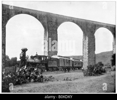 Près de l'Aqueduc de Querétaro, Mexique, fin du xixe siècle. Artiste : John L Stoddard Banque D'Images