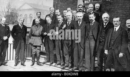 David Lloyd George, premier ministre britannique, avec certains de ses collègues, 1917 (1936). Artiste : Inconnu Banque D'Images