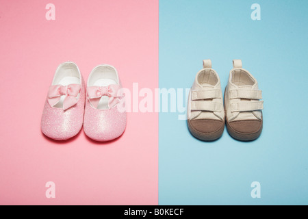 Deux paires de chaussures de bébé Banque D'Images