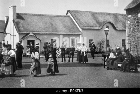 Village irlandais, Ballymaclinton, exposition franco-britannique, Londres, 1908.Artiste : Welch R Banque D'Images