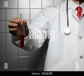 Doctor Holding Test Tube Banque D'Images