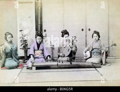 Geisha jouant des instruments de musique traditionnels, Japon, 1880. Artiste : Inconnu Banque D'Images