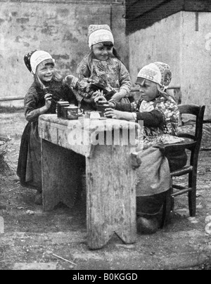 Les enfants en costume traditionnel, Marken, Holland, 1936.Artiste : Donald McLeish Banque D'Images