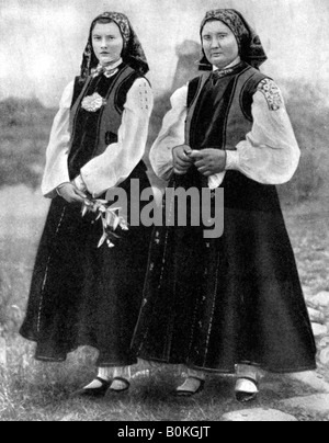 Les femmes lettones en costume traditionnel, 1936. Artiste : Inconnu Banque D'Images