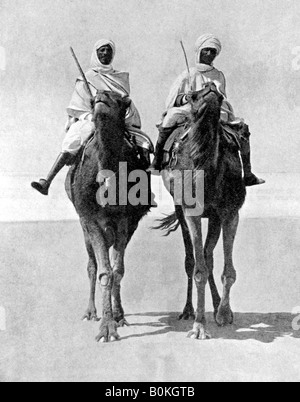 Deux Arabes chameaux dans le désert du Sahara, l'Afrique, 1936.Artiste : Fox Photos Banque D'Images