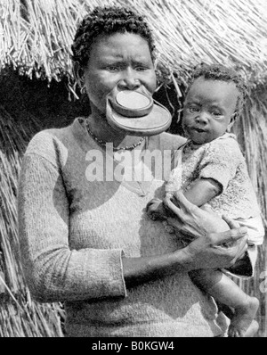 Une femme de la tribu des Sara-Kaba, République du Congo, Afrique, 1936.Artiste : Wide World Photos Banque D'Images