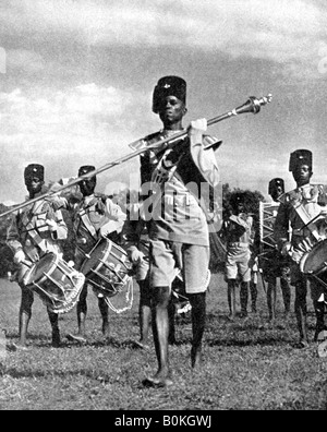 Musiciens de la Rhodésie du Nord battu un régiment Le tattoo militaire, le Zimbabwe, l'Afrique, 1936.Artiste : Images LNA Banque D'Images