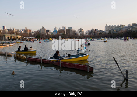 Tokyo, Japon. Ueno Park, près du centre-ville. Le lac de plaisance Banque D'Images