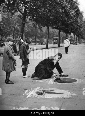 Artiste de la chaussée, Embankment, London, 1926-1927. Artiste : McLeish Banque D'Images