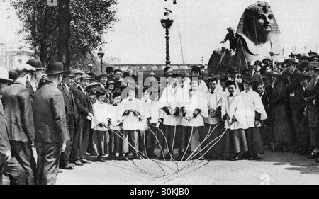 Choirboys de St Clement Danes battre les marques de frontière avec de longues baguettes, Londres, 1926-1927. Artiste : Inconnu Banque D'Images