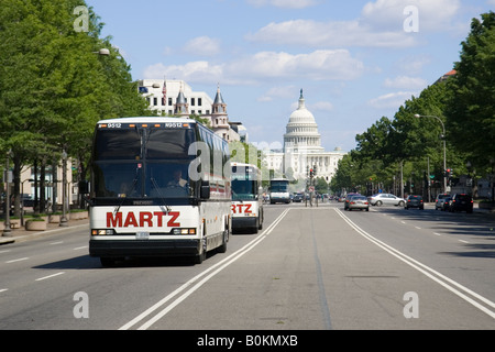 Des autobus sur une rue de Washington DC avec du Capitole des États-Unis dans l'arrière-plan USA Banque D'Images