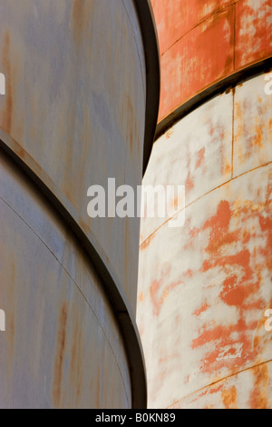 Ancienne metal silos de stockage. Banque D'Images