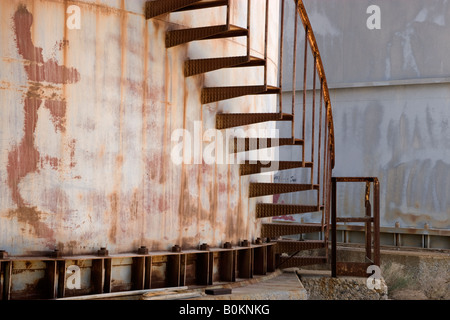 Rusty 'spiral' metal escaliers menant vers le haut. Banque D'Images