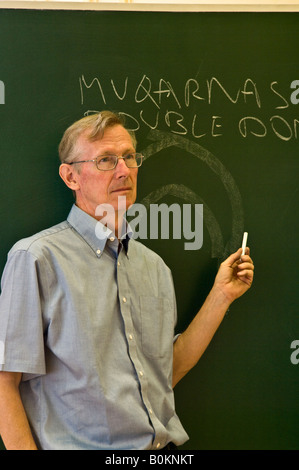 Professeur à l'université conférences in front of blackboard Banque D'Images