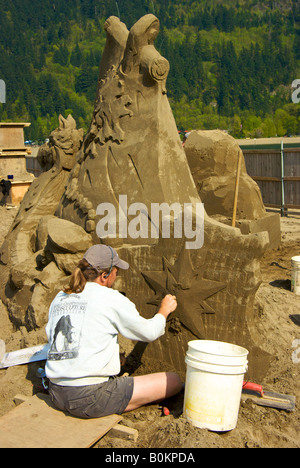 Sculpteur travaillant au Tournoi des Champions à Harrison Hot Springs Colombie-Britannique Sand Capitale Mondiale de la Sculpture Banque D'Images