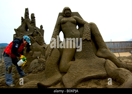 Sculpteur travaillant au Tournoi des Champions à Harrison Hot Springs Sand Capitale Mondiale de la Sculpture Banque D'Images