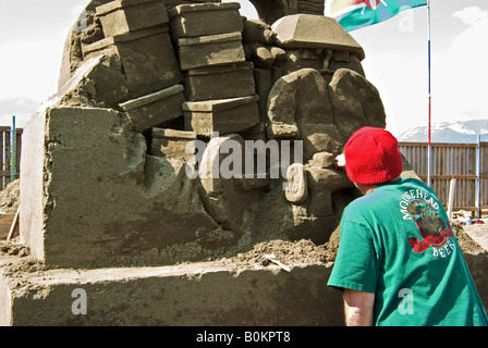 Sculpteur travaillant au Tournoi des Champions à Harrison Hot Springs Sand Capitale Mondiale de la Sculpture Banque D'Images