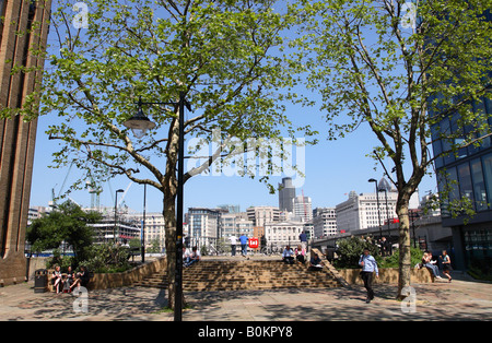 London South Bank de profiter d'une pause déjeuner d'été dans l'ombre par la Tamise à Montague Close Southwark Banque D'Images