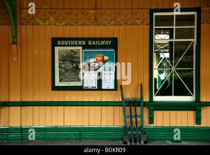 Une plate-forme à Horsted Keynes Bluebell Railway station sur la. Banque D'Images