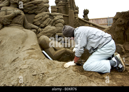 Sculpteur travaillant au Tournoi des Champions à Harrison Hot Springs Colombie-Britannique Sand Capitale Mondiale de la Sculpture Banque D'Images