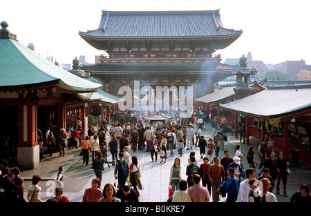 L'Asakusa porte Hozomon vu du temple Senso-Ji en japonais à Tokyo. Banque D'Images