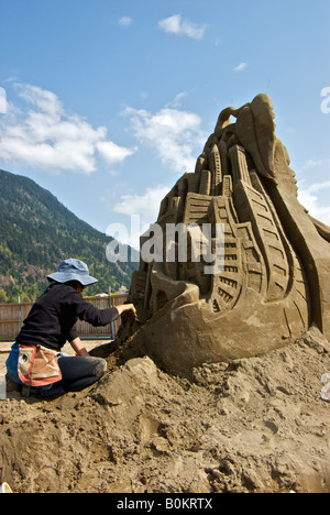 Sculpteur travaillant au Tournoi des Champions à Harrison Hot Springs Sand Capitale Mondiale de la Sculpture Banque D'Images