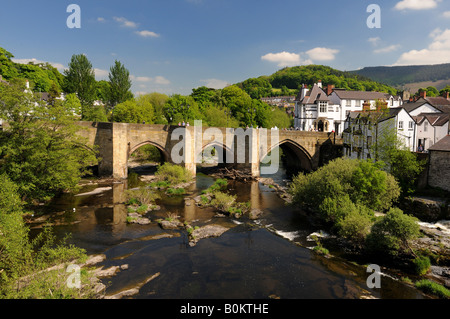 La rivière Dee et pont de Llangollen Clywd, au Pays de Galles Banque D'Images