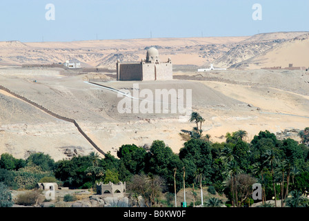 Le mausolée de l'Aga Khan a contre le désert sur une colline au-dessus de Assouan Egypte Banque D'Images