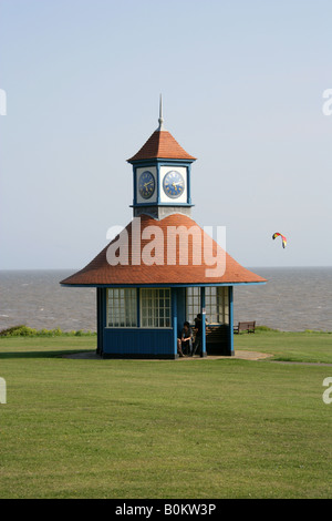 Abri météo avec tour de l'horloge, Frinton and-on-Sea, Essex Banque D'Images