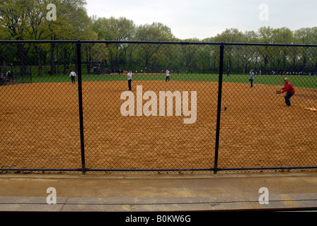 Ligues de softball jouer sur le champs Heckscher dans Central Park Banque D'Images