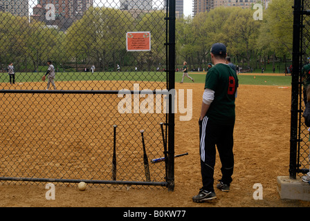 Ligues de softball jouer sur le champs Heckscher dans Central Park Banque D'Images