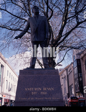 Statue d'Aneurin Bevan Nye ou fondateur de l'UK National Health Service - NHS - centre-ville de Cardiff au Pays de Galles Banque D'Images