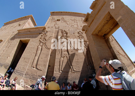 Pylônes antiques avec reliefs gravés au complexe Temple d'Isis sur l'île de Philae près d'Assouan Egypte Banque D'Images