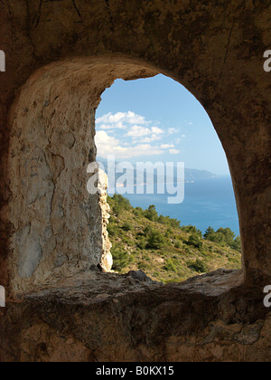 L'abandon de la fenêtre chapelle sur la colline, à l'égard du golfe de Fethiye, kayakoy mugla turquie Banque D'Images