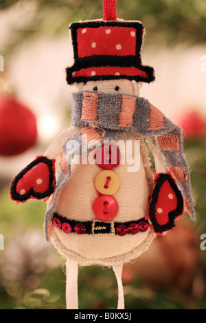 Le Snowman 'arbre de Noël', accroché à un 'vrai' arbre de Noël Banque D'Images