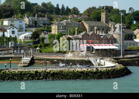 RYS Royal Yacht Squadron et le nouveau Yacht Haven Jubilé ouvert par le Prince Philip Cowes, île de Wight, Angleterre, Royaume-Uni Banque D'Images