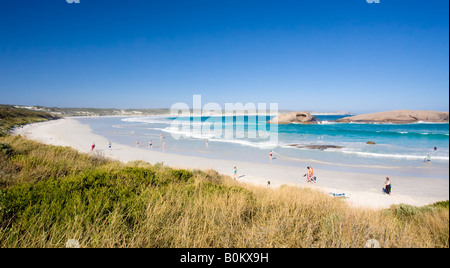 Les eaux turquoise de l'abri Plage crépuscule dans l'espérance avec des couples et des familles sur la plage. L'ouest de l'Australie Banque D'Images