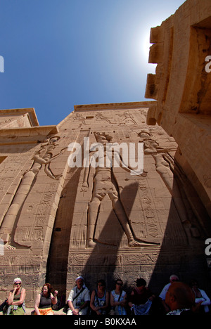 Pylônes antiques avec reliefs gravés au complexe Temple d'Isis sur l'île de Philae près d'Assouan Egypte Banque D'Images