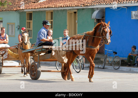 Deux garçons et trois hommes d'âge moyen d'un trajet en voitures à cheval dans la région de Vinales Cuba Avril 2007 Banque D'Images