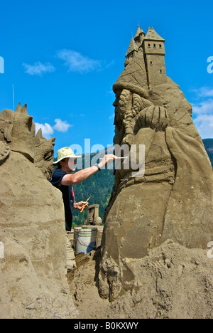 Sculpteur travaillant au Tournoi des Champions à Harrison Hot Springs Colombie-Britannique Sand Capitale Mondiale de la Sculpture Banque D'Images