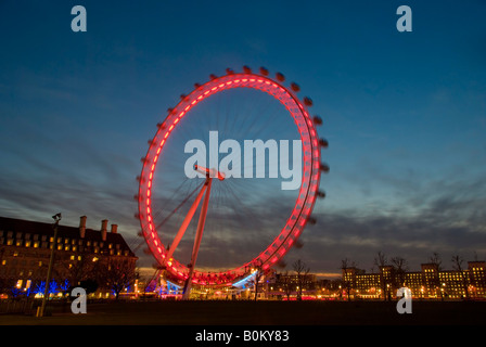 Europe Royaume-Uni Angleterre Londres 2007 Millenium wheel skyline dusk Banque D'Images