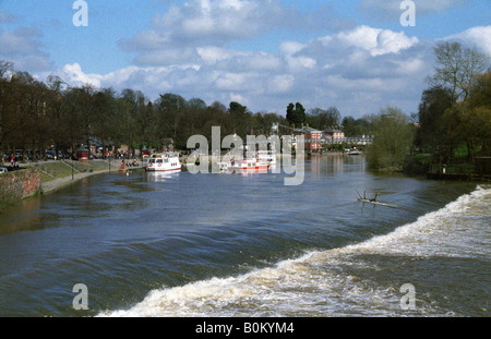 Le déversoir, rivière Dee, Chester, England, Printemps 2008 Banque D'Images