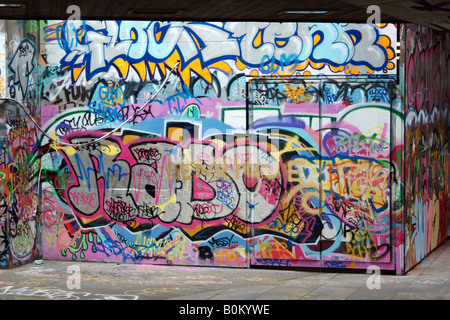 Graffitti sur la rive sud de la Tamise à Londres Banque D'Images