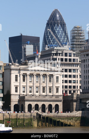 Londres Angleterre les poissonniers Hall Conçu par Henry Roberts à côté de la Tamise, avec la Ville de bureaux à Londres derrière Banque D'Images