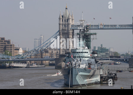 Londres Angleterre HMS Belfast l'ex World War 2 cruiser est amarrée le long du Tower Bridge et est un musée flottant Banque D'Images