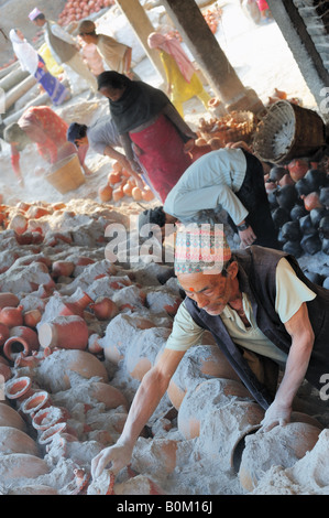 Four de la poterie commune d'être vidée dans Bhatapur La Vallée de Katmandou au Népal. Les travailleurs de l'artisanat traditionnel dans un régime de coopération. Banque D'Images