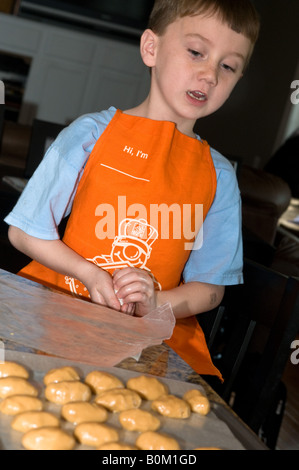 L'activité de famille d'accueil qui fait le beurre d'arachide de chocolat oeufs de Pâques traditionnel traiter. Petit-enfant grand-mère Banque D'Images