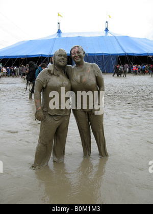 Deux femmes trempées profiter de la boue au festival de Glastonbury 2007 inondée Banque D'Images