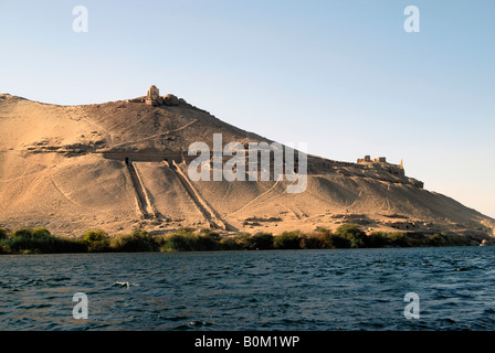 Vue sur les tombeaux des nobles de l'autre côté de la rivière Nil Assouan Egypte Banque D'Images